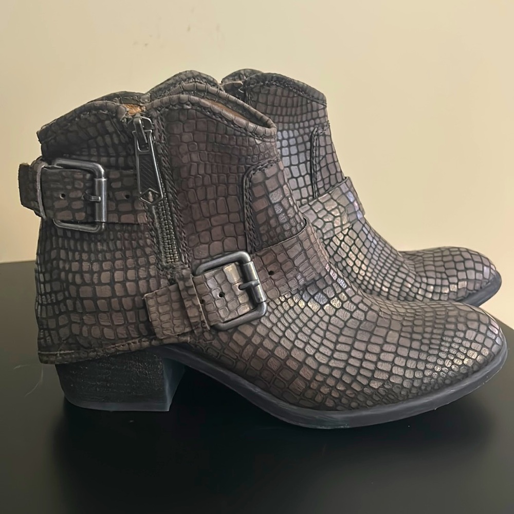Donald J. Pliner Dalis Leather Booties